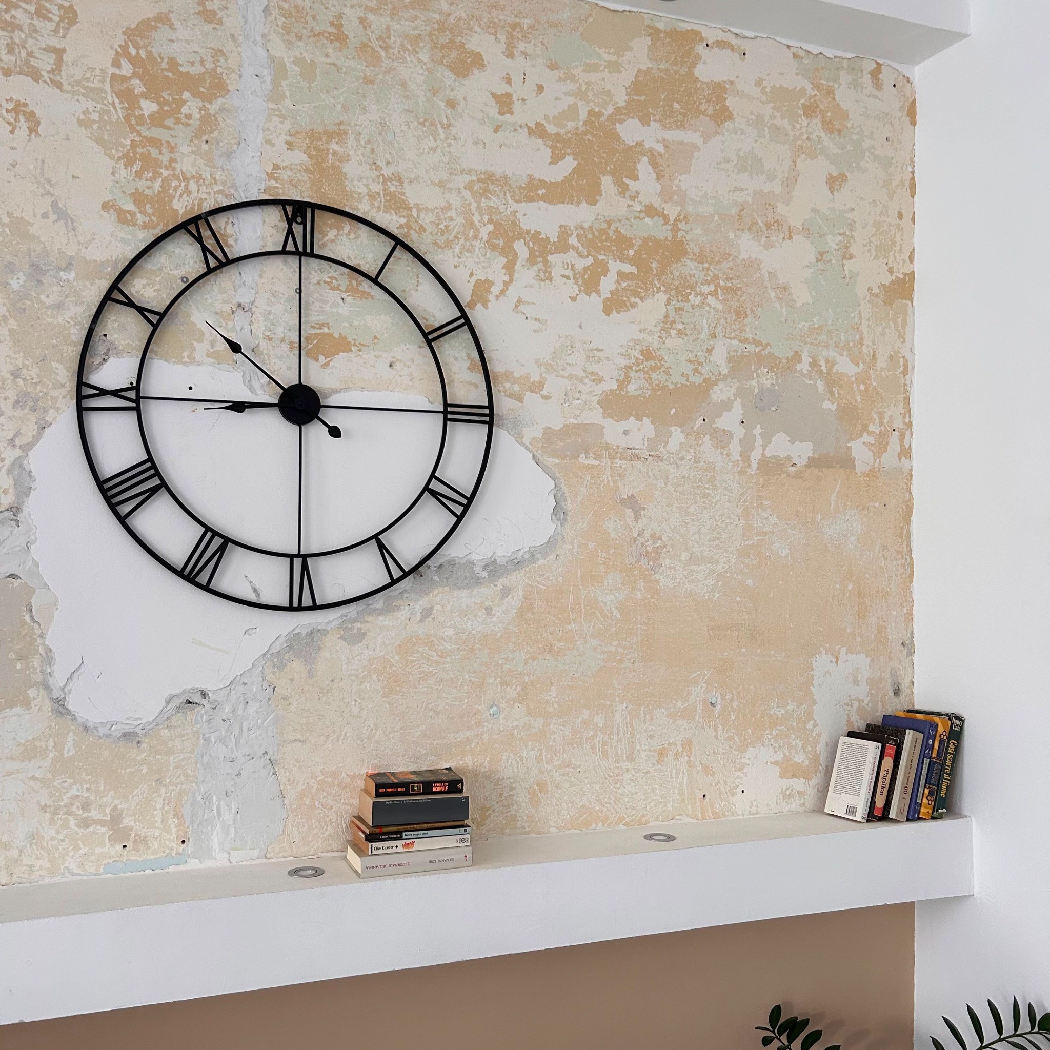 L’orologio del locale sulla parete storica
