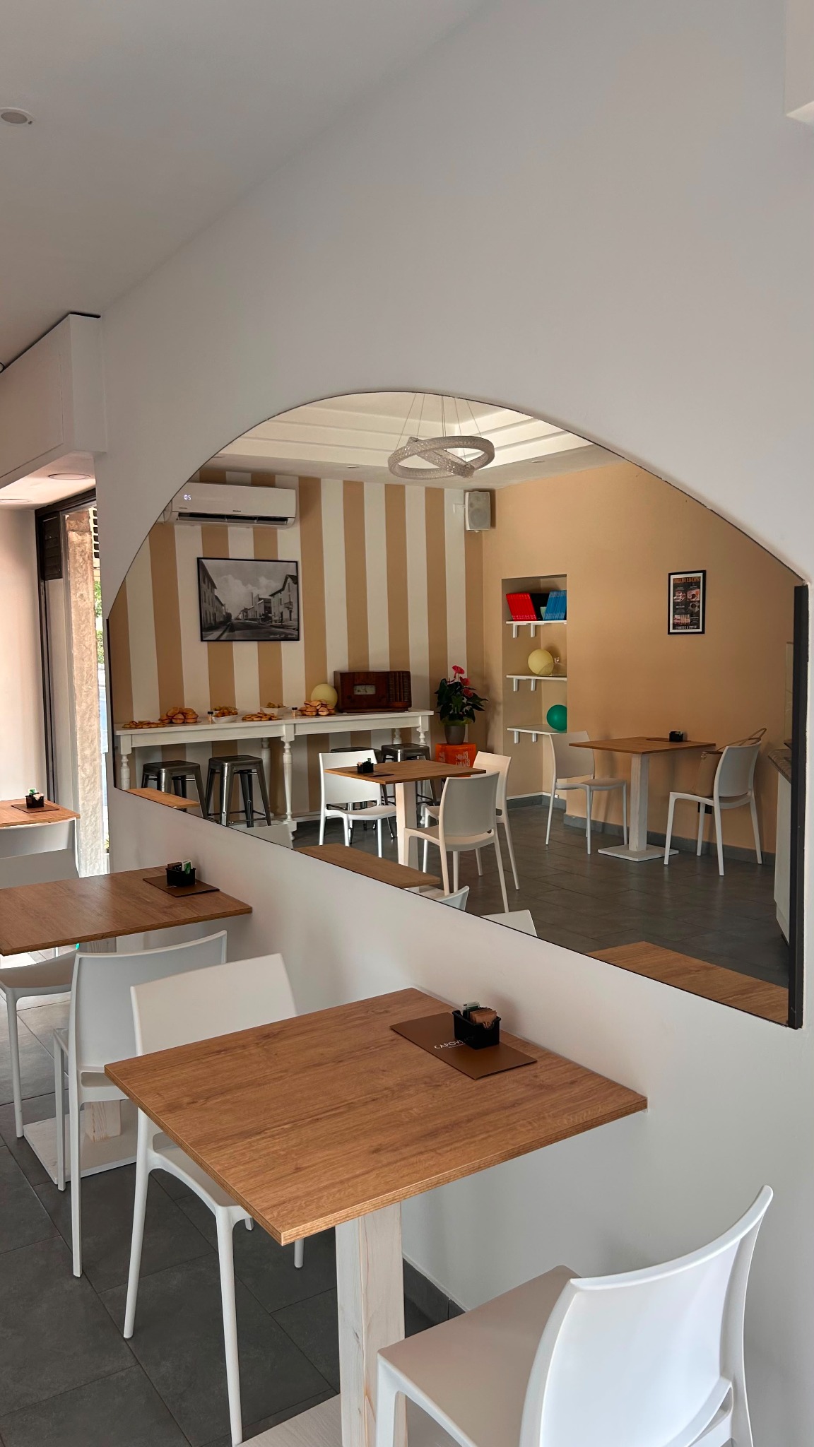 La sala luminosa e accogliente del bar Capoverso